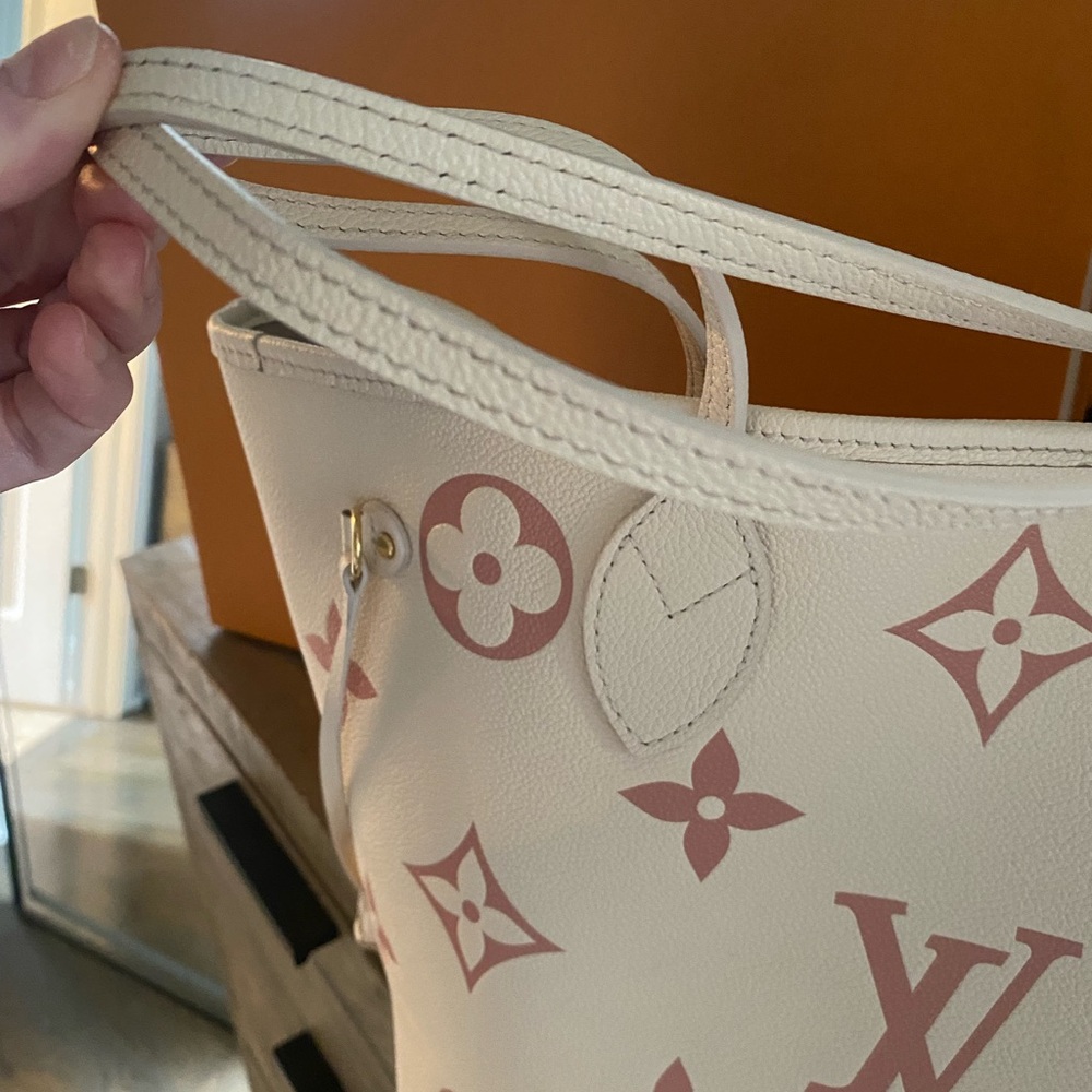 *Limited Edition* Louis Vuitton Neverfull MM
M21579 - Picture 11 of 17